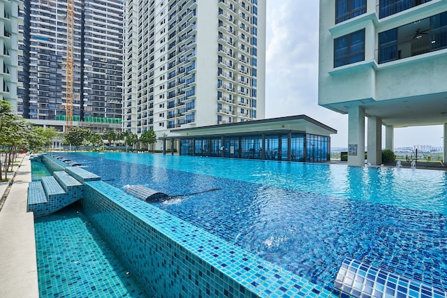 OYO Home 44001 Elegant Studio Setia Alam Trefoil - De Houz