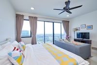 OYO Home 44001 Elegant Studio Setia Alam Trefoil - De Houz