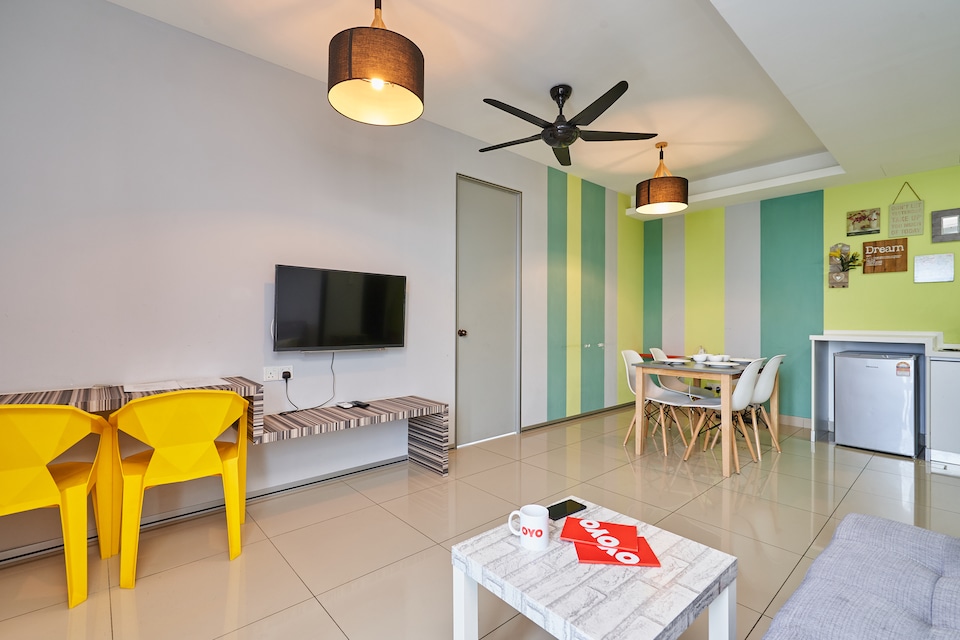 OYO Home 44002 Classic 2br Setia Alam Trefoil - De Houz	, Setia Alam, Klang
