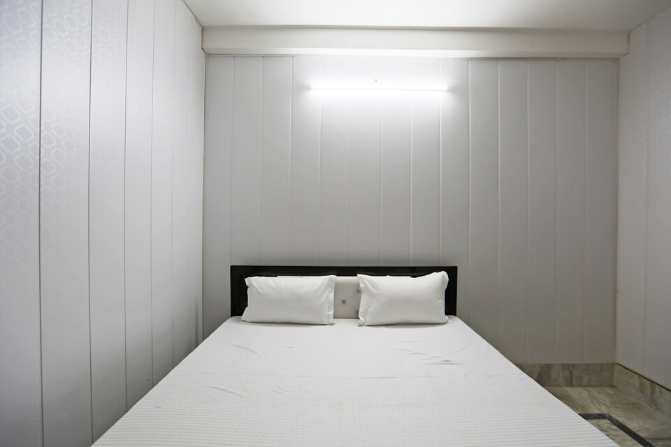 SPOT ON Hotel King's Near PVR Ansal Plaza Greater Noida, Greater Noida, Noida