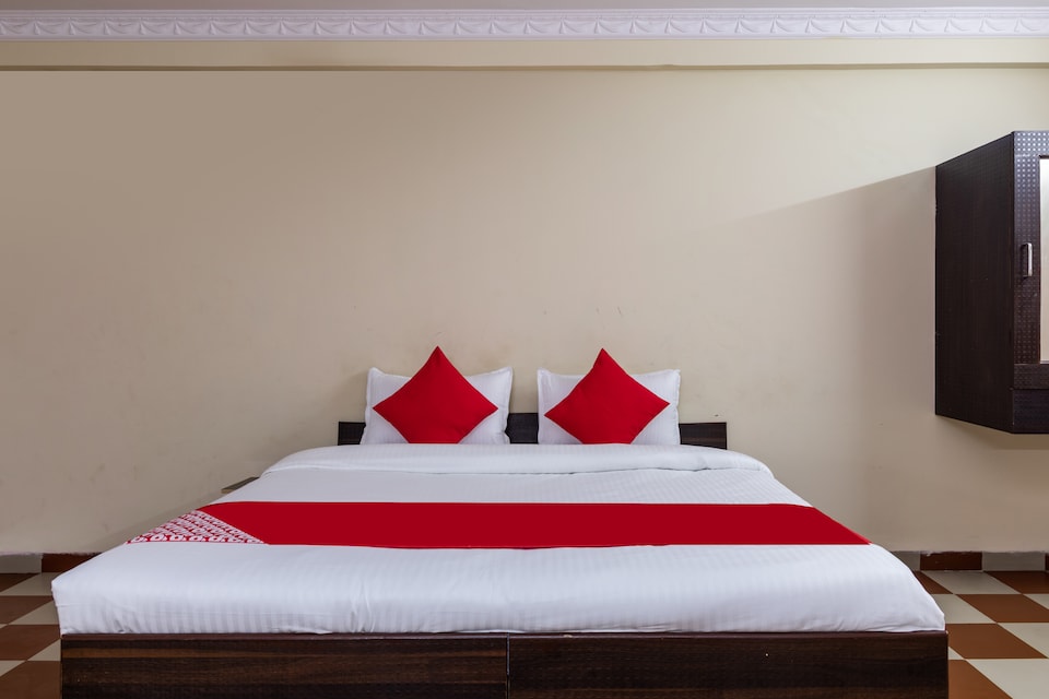 OYO 46249 Hotel Vaishnavi, Bapat Squre, Indore