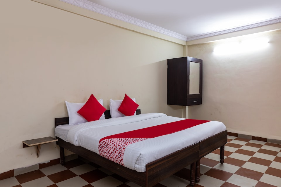 OYO 46249 Hotel Vaishnavi, Bapat Squre, Indore