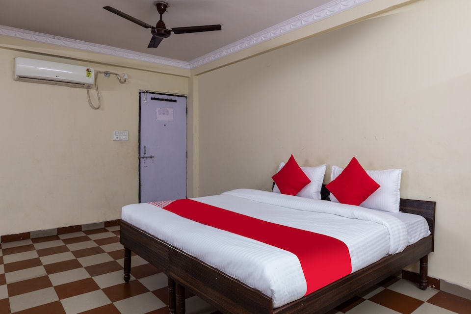 OYO 46249 Hotel Vaishnavi, Bapat Squre, Indore