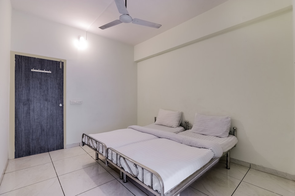 OYO 46351 Hotel Parshwanath, Shankeshwar, Patan