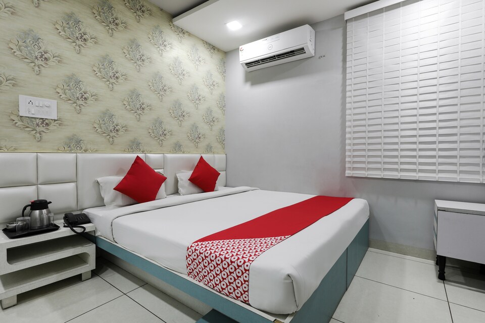 OYO 46354 Hotel In And Out, Guna, गुना