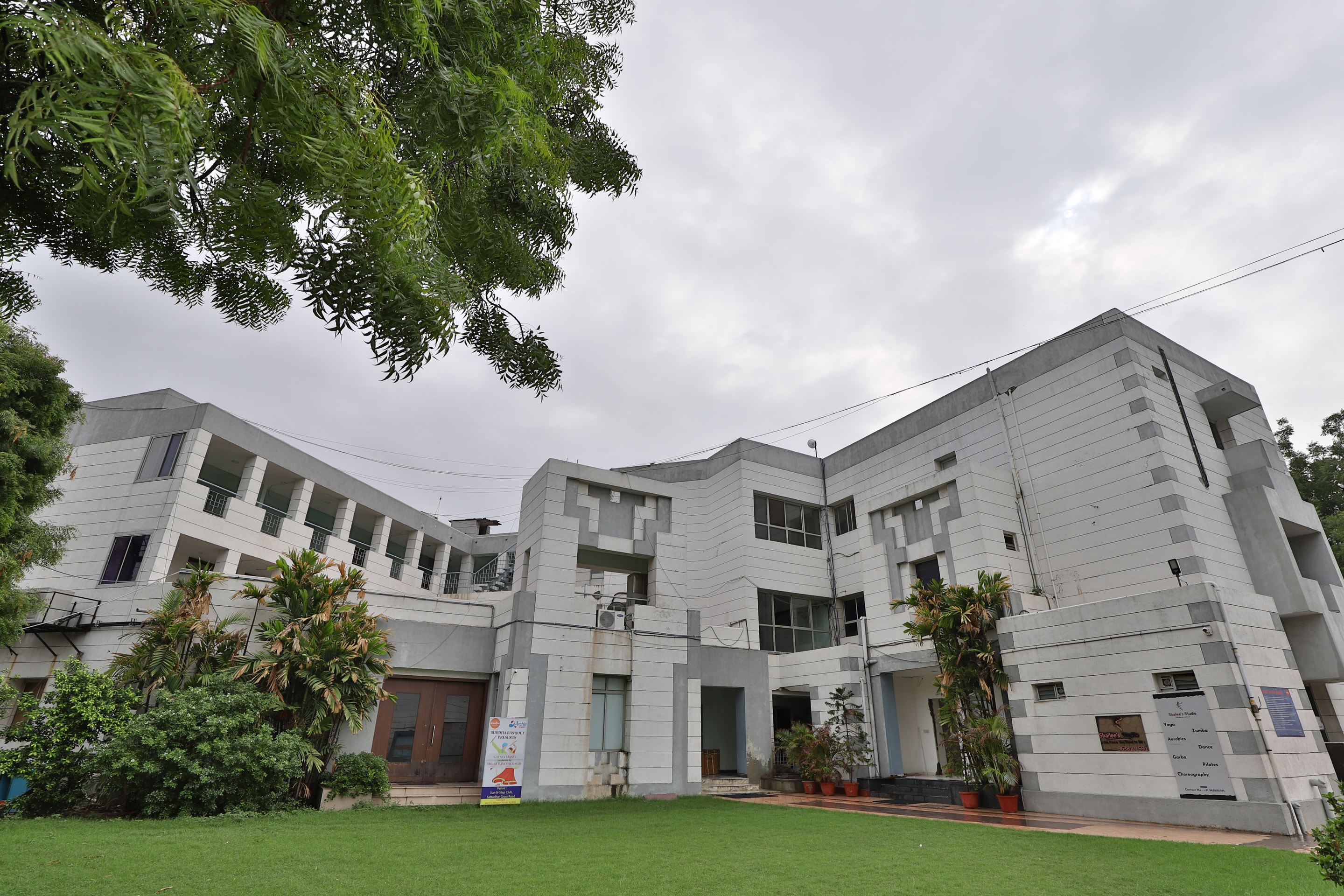 Hotels in Memnagar, Ahmedabad Starting ₹440 Upto 49 OFF on 77