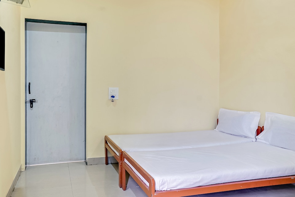 SPOT ON 46387 Hotel Sai Park Lodge, Phaltan, Pune