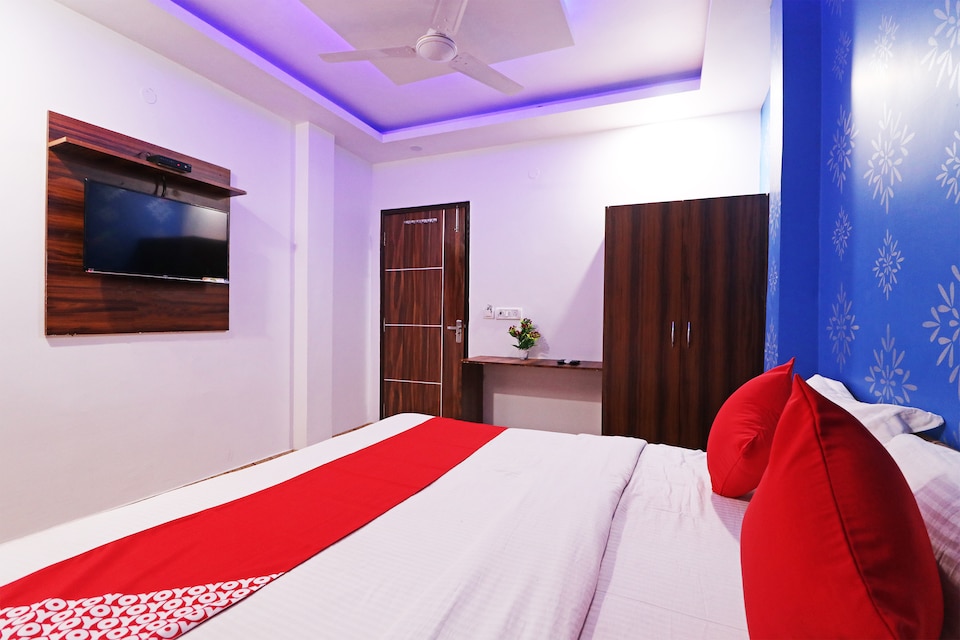OYO 46446 Madho Palace, Airport Delhi, Delhi Transit