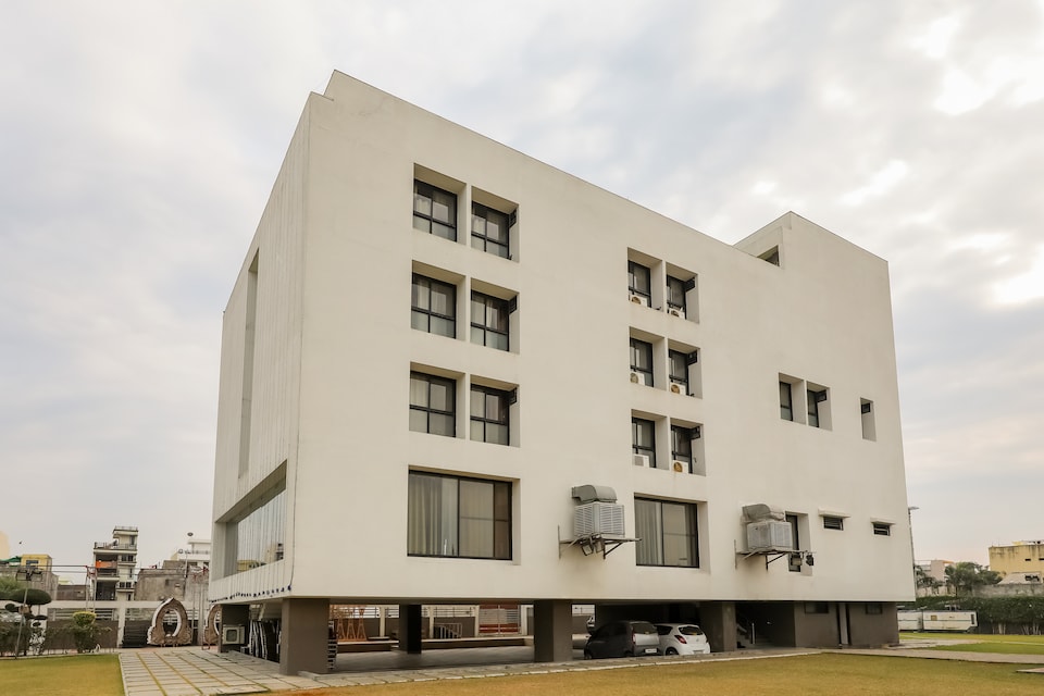 OYO 46520 Daga Palace , Dewas City, Dewas