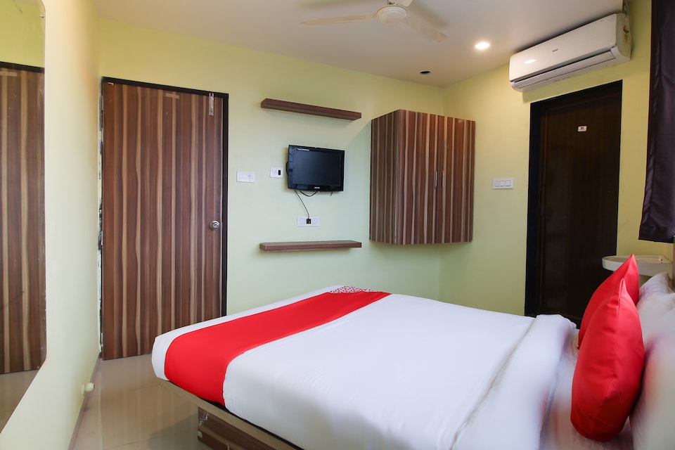OYO 46538 Hotel Gokul Lodge, Swargate Pune, Pune