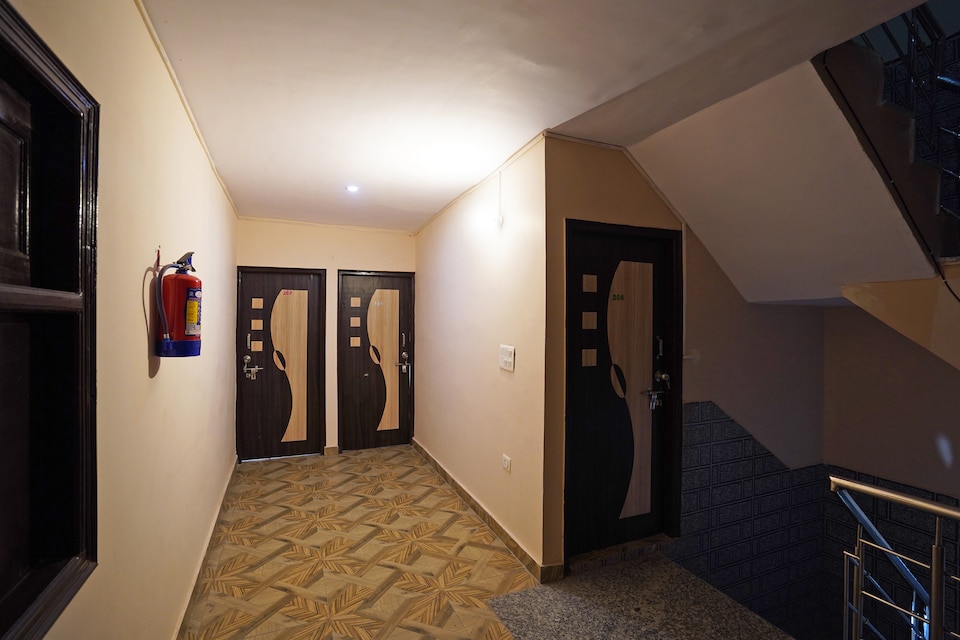 OYO 46615 Qlark Attic, Rohini Delhi, Delhi