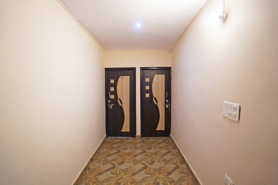 OYO 46615 Qlark Attic, Rohini Delhi, Delhi