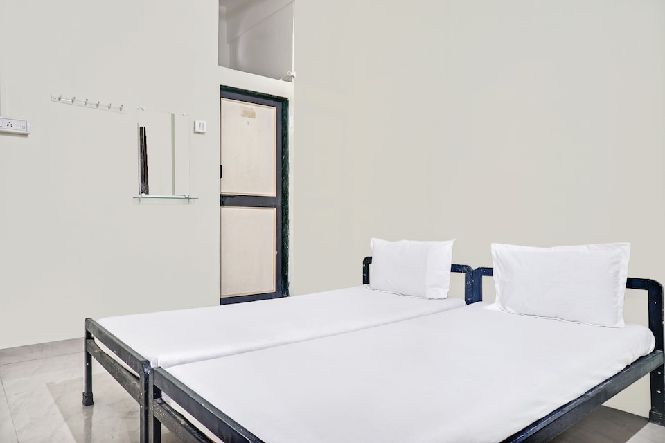 SPOT ON 46651 Hotel Shree Swami Lodge, Phaltan, Pune