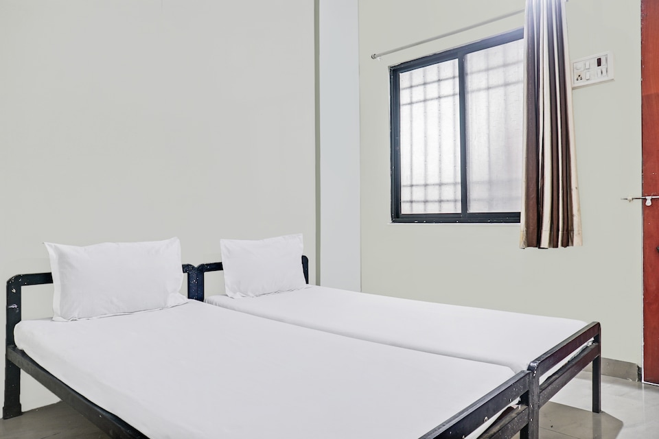 SPOT ON 46651 Hotel Shree Swami Lodge, Phaltan, Pune