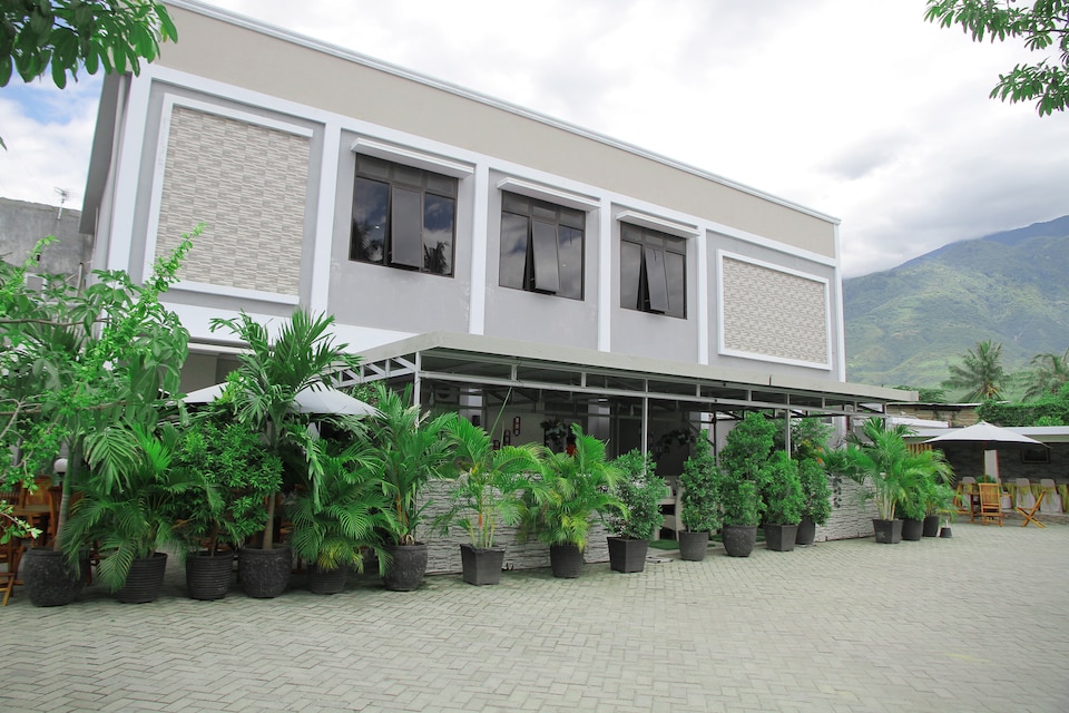 OYO 1265 Zamrud Hotel, West Palu, Palu