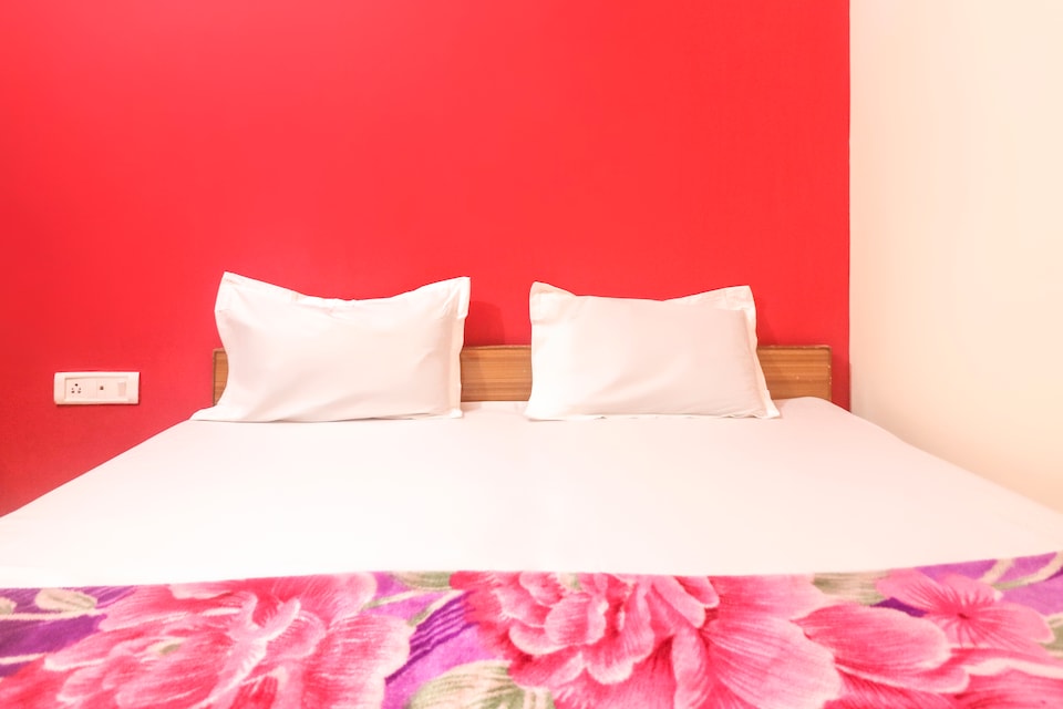 SPOT ON 46759 The Shanti Rest House, Godowlia, Varanasi