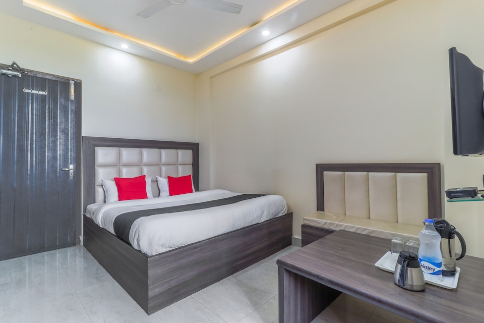 Capital O 46772 Hotel Mahadeva Regency, Mall Road Kanpur, Kanpur