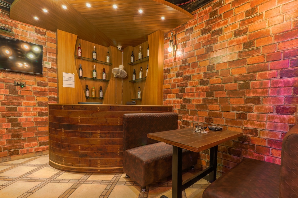 Capital O 46772 Hotel Mahadeva Regency, Mall Road Kanpur, Kanpur
