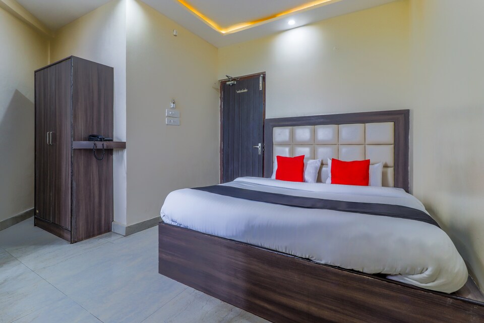 Capital O 46772 Hotel Mahadeva Regency, Mall Road Kanpur, Kanpur