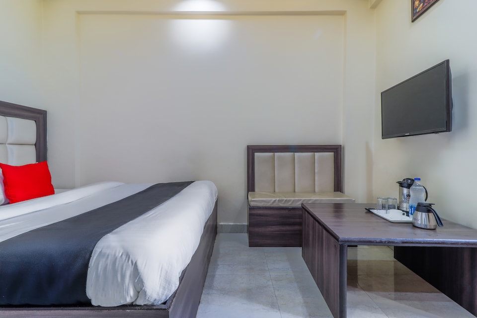Capital O 46772 Hotel Mahadeva Regency, Mall Road Kanpur, Kanpur