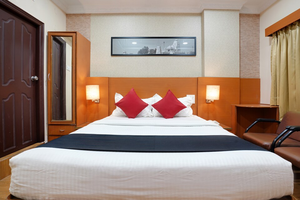 Capital O 46832 Gaayatri Residency, Nampally, Hyderabad