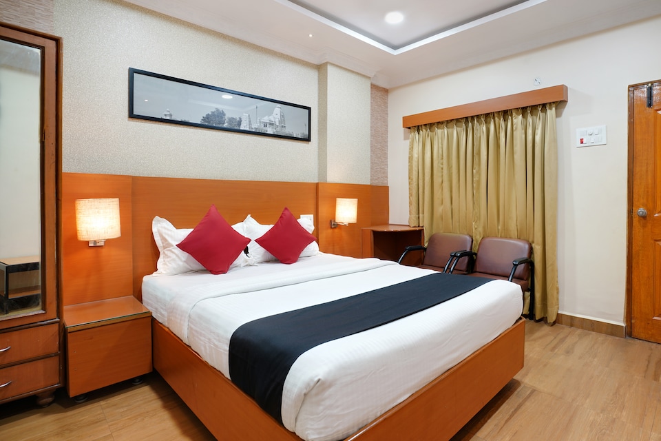 Capital O 46832 Gaayatri Residency, Nampally, Hyderabad