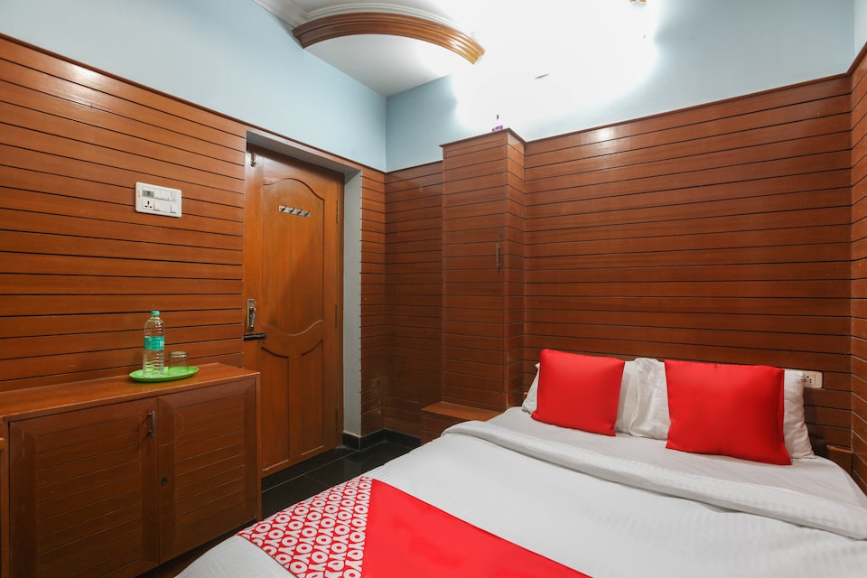 OYO 46969 Senthil Palace, Thirunallar, Karaikal