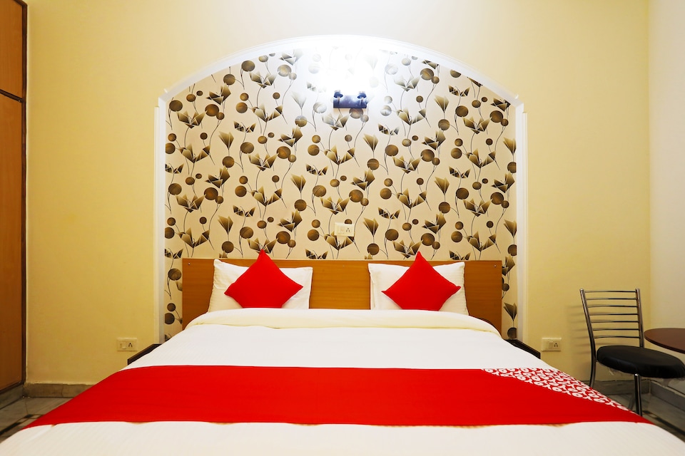 OYO Hotel Kaushambhi, Indirapuram Ghaziabad, Ghaziabad