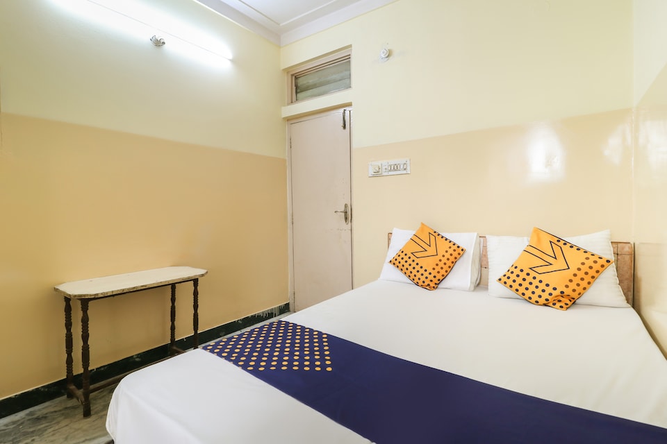 SPOT ON 46978 Saroja Palace Delux Lodge, Majestic Bangalore, Bangalore