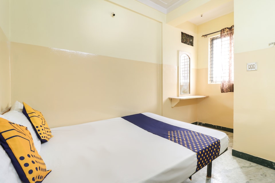 SPOT ON 46978 Saroja Palace Delux Lodge, Majestic Bangalore, Bangalore