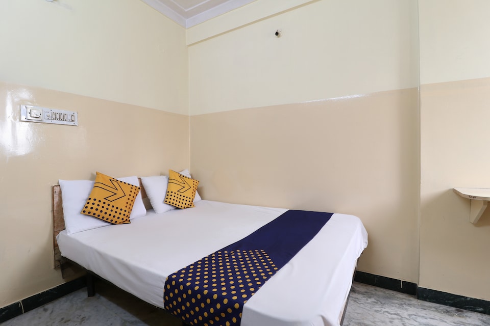 SPOT ON 46978 Saroja Palace Delux Lodge, Majestic Bangalore, Bangalore