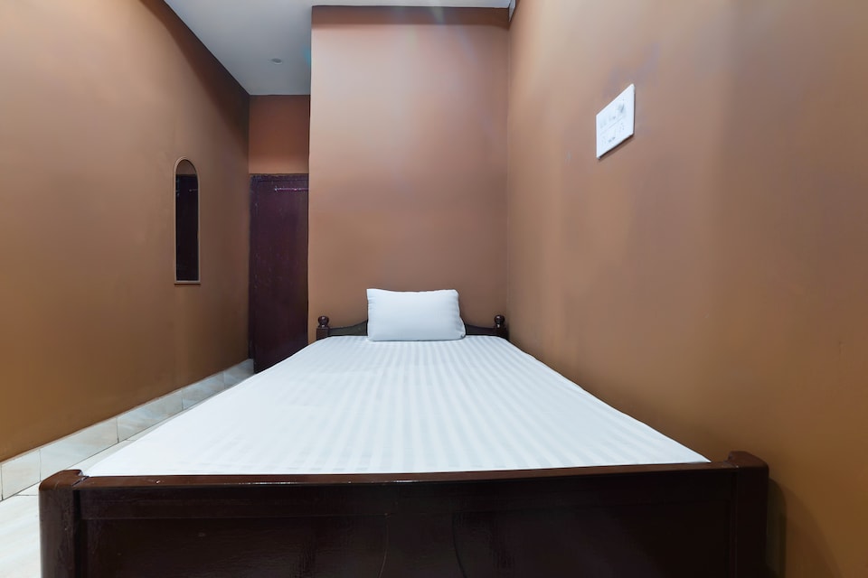 SPOT ON 47027 Deep Guest House, Adityapur, Jamshedpur