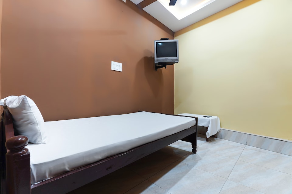 SPOT ON 47027 Deep Guest House, Adityapur, Jamshedpur