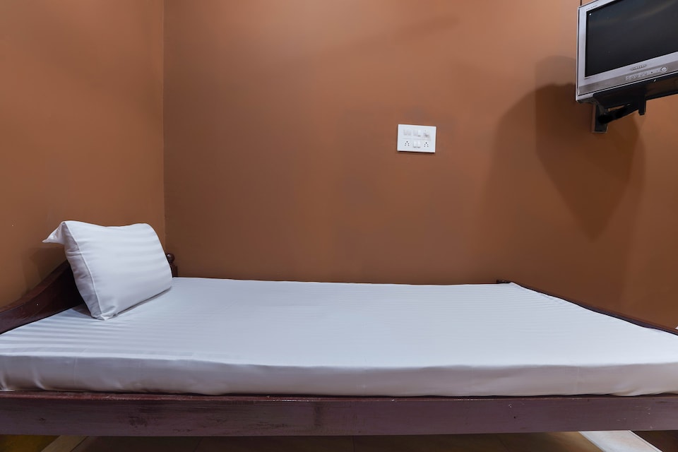 SPOT ON 47027 Deep Guest House, Adityapur, Jamshedpur