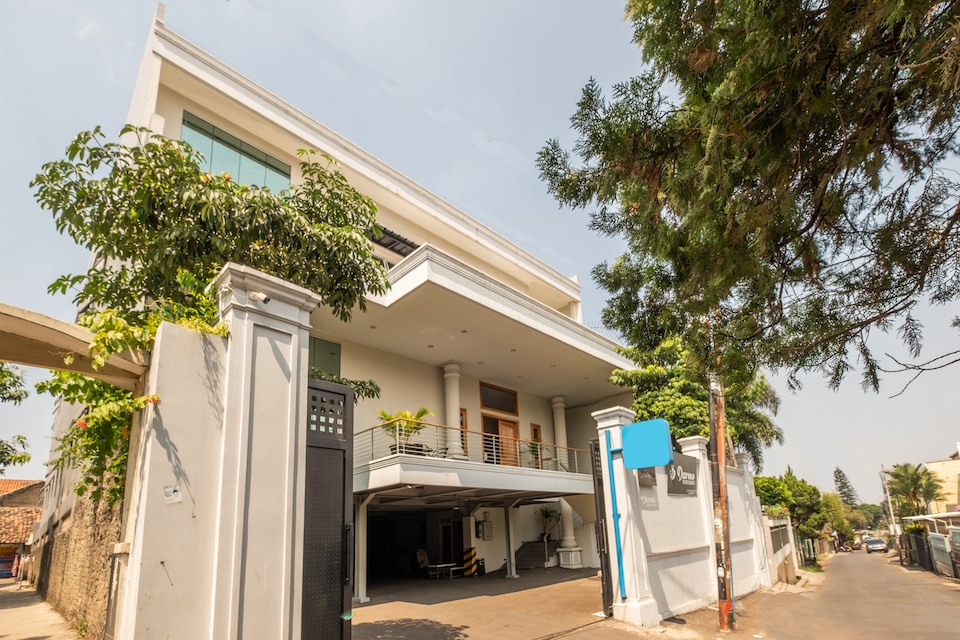 OYO Flagship 1308 Darmo Residence, Pasteur, Bandung