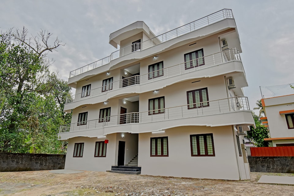 OYO 47360 Home Souparnika, Edapally Kochi, कोच्चि