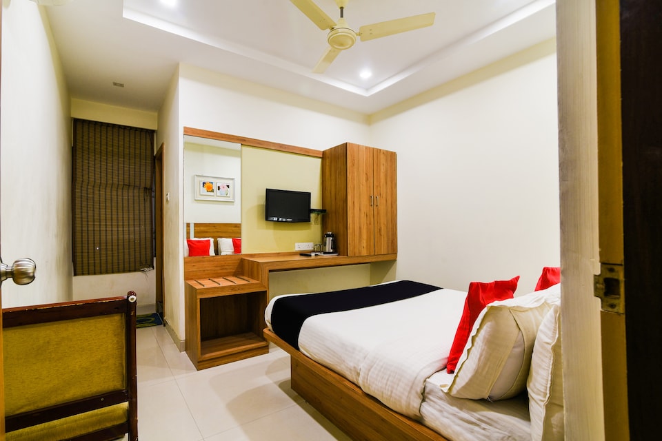Capital O 47377 Bhavani Guest Inn, Nellore Bus Station-II, Nellore