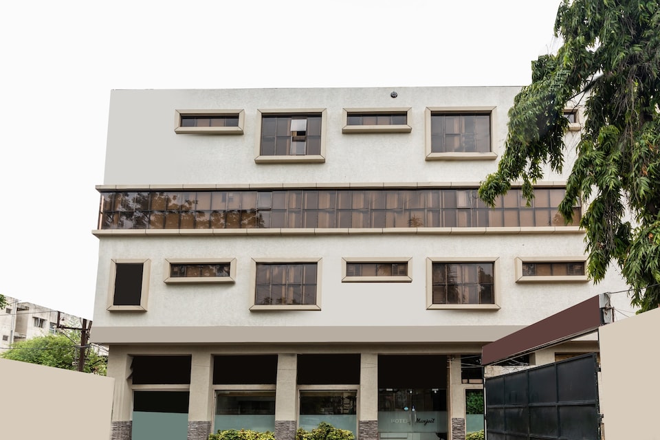 Capital O 47403 Hotel Manjeet, Hamidia Road Bhopal, Bhopal