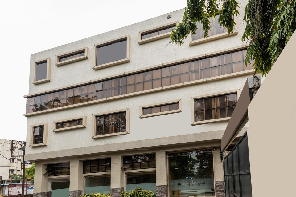 Capital O 47403 Hotel Manjeet, Hamidia Road Bhopal, Bhopal
