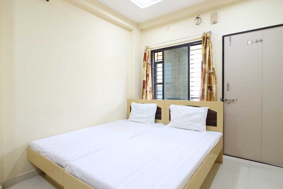 SPOT ON 47693 Rohanraj Guesthouse, Akola city, Akola
