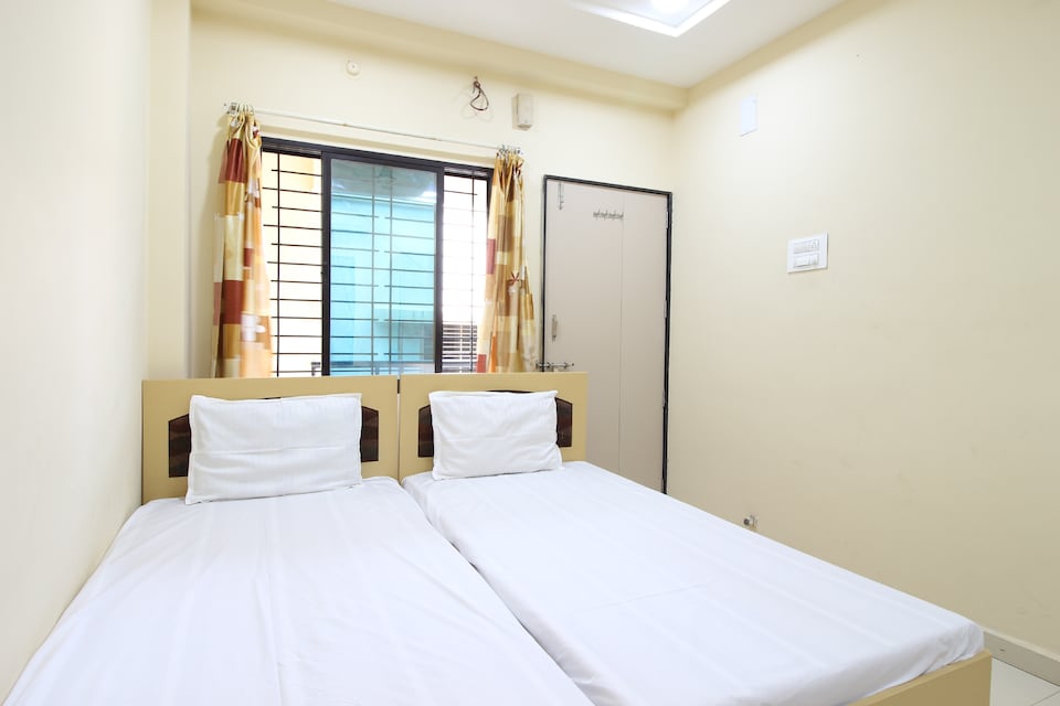 SPOT ON 47693 Rohanraj Guesthouse, Akola city, Akola