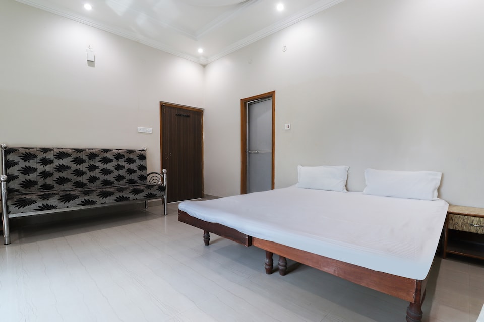 SPOT ON 47774 Hotel Adarsh, Khalilabad, Khalilabad