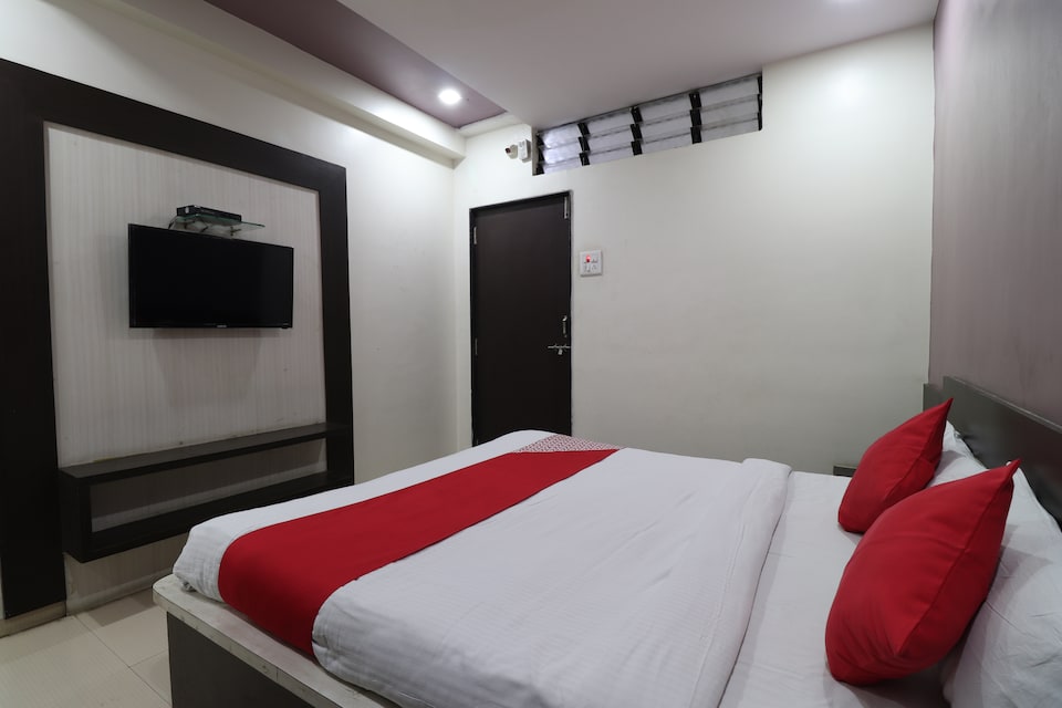 Hotel O Shri Sai Niwara Lodge, Dhule, Dhule