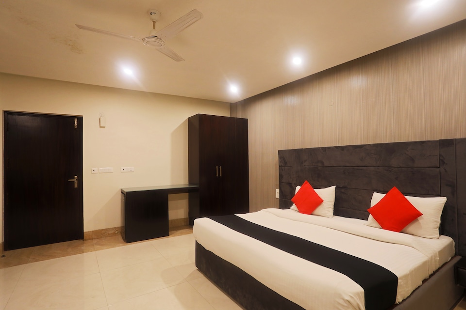 Amayara Suites, Noida City, Noida