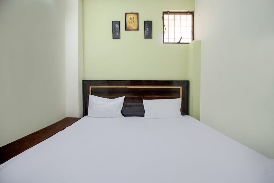SPOT ON 47891 Royal Kashi Lodge , Railway Station Allahabad, Prayagraj