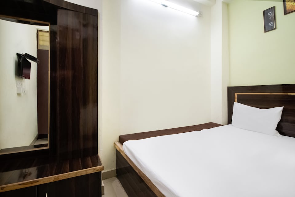 SPOT ON 47891 Royal Kashi Lodge , Railway Station Allahabad, Prayagraj