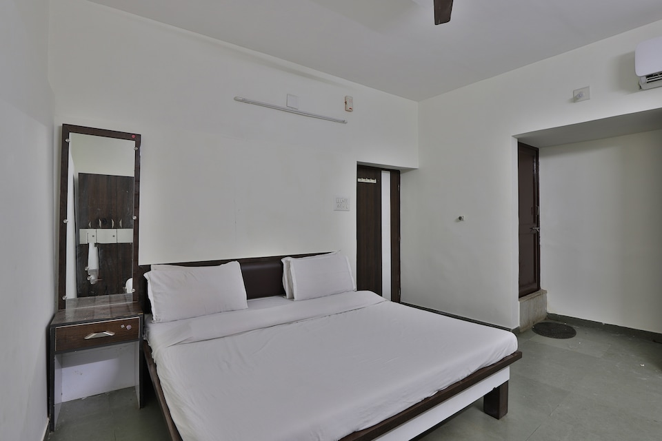 SPOT ON 47954 Hotel Shreeji Palace, Ahmedabad Railway Station, Ahmedabad
