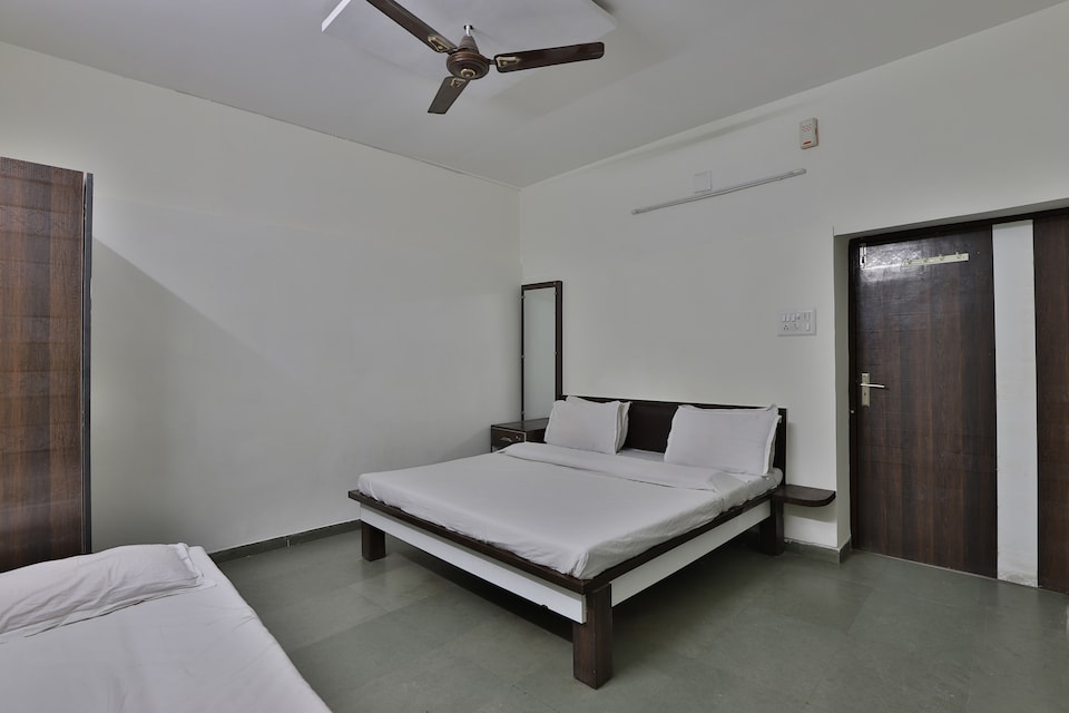 SPOT ON 47954 Hotel Shreeji Palace, Ahmedabad Railway Station, Ahmedabad