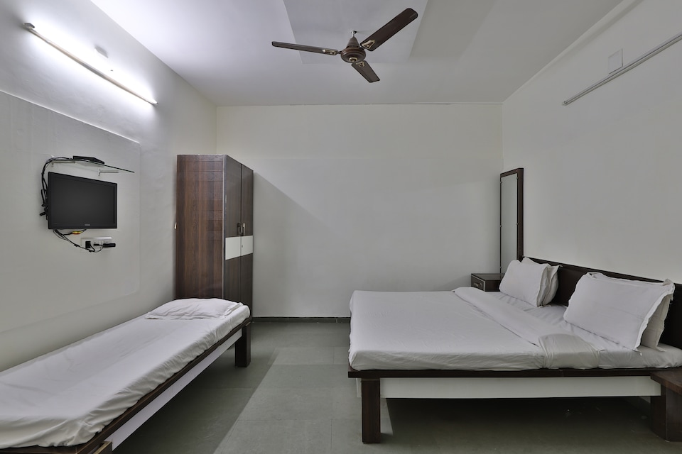 SPOT ON 47954 Hotel Shreeji Palace, Ahmedabad Railway Station, Ahmedabad
