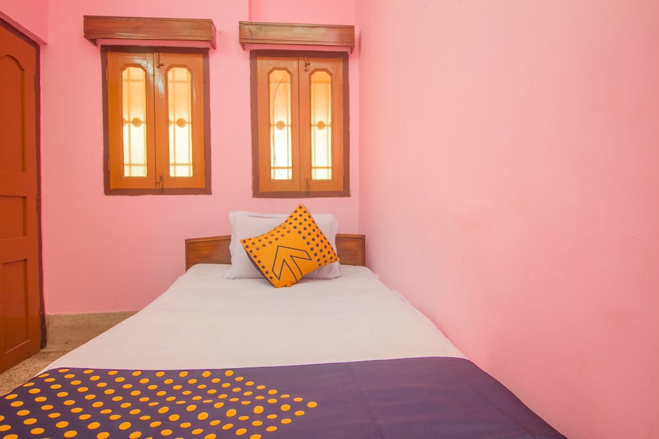 SPOT ON 47971 Raj Lodge, Raiganj, Raiganj